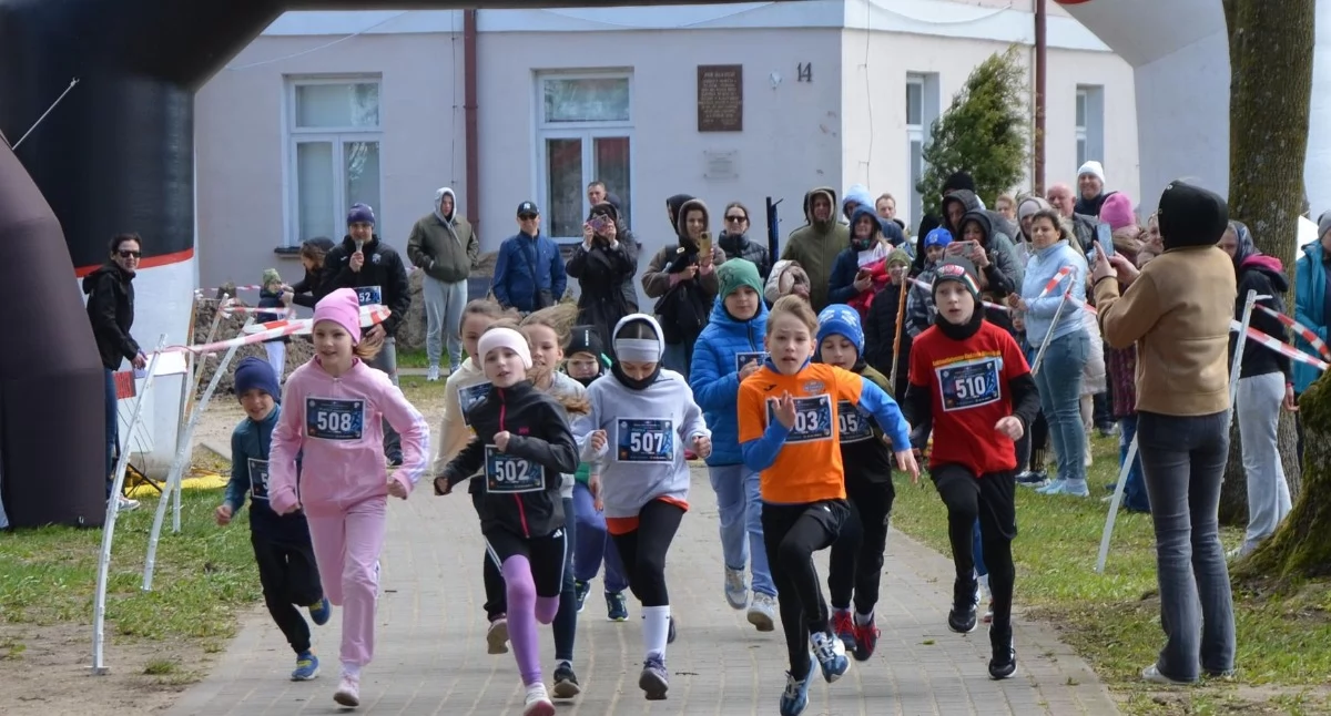 Biegi, Piątka Radioelektronika Sportowe święto Rostkowie zimnego wiatru - zdjęcie, fotografia