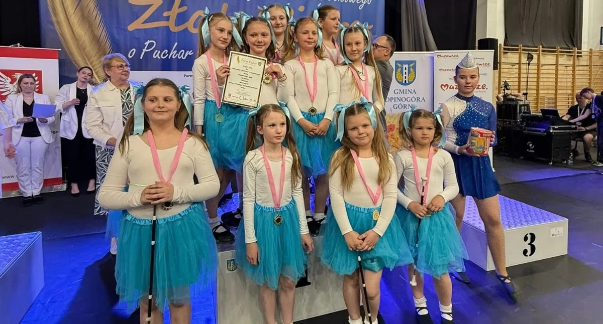 Taniec, Debiut triumf rekordowa frekwencja Mażoretki Krzynowłogi Małej Bogatego podbiły turniej „Złote Pióro” - zdjęcie, fotografia