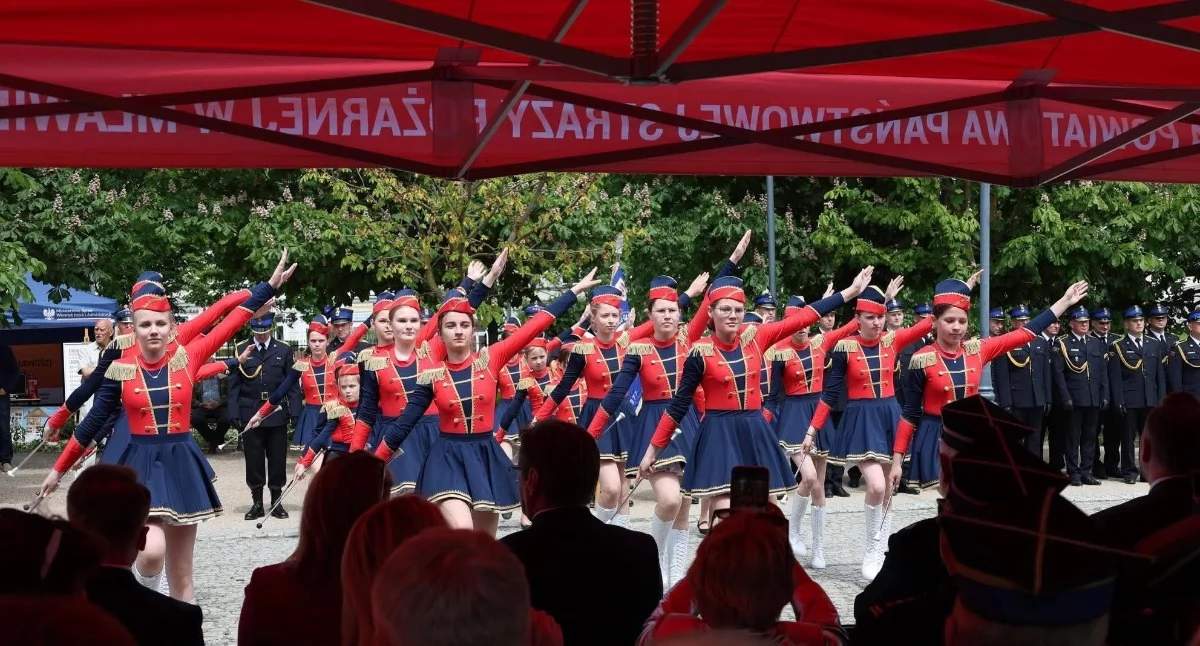 Święta i uroczystości , Mażoretki orkiestra Bogatego uświetniły Powiatowe Obchody Strażaka Mławie - zdjęcie, fotografia