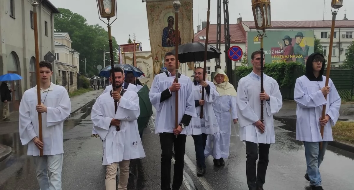 Święta i uroczystości , Wiara silniejsza deszcz Mieszkańcy Przasnysza tłumnie uczestniczyli procesjach Bożego Ciała - zdjęcie, fotografia