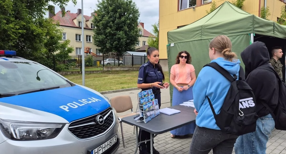 Komunikaty policji , Policjanci Przasnysza zachęcali wstąpienia służby Promowali zawód podczas Festiwalu Zawodów - zdjęcie, fotografia