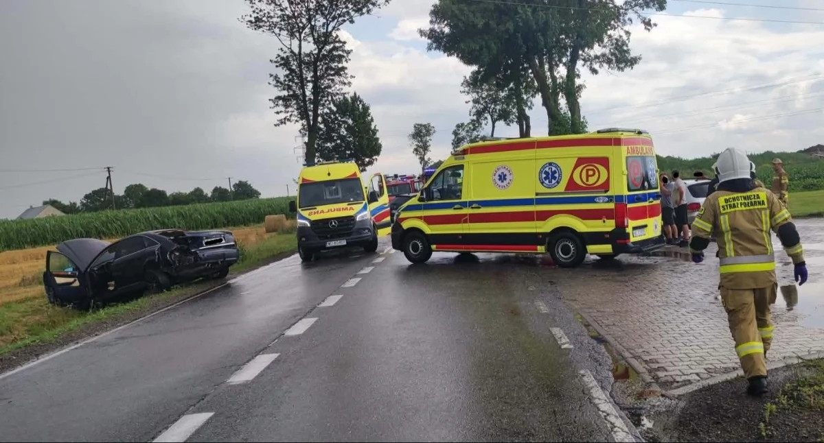 Wypadki drogowe, osoby ranne zderzeniu trzech samochodów Słowackiego Przasnyszu - zdjęcie, fotografia