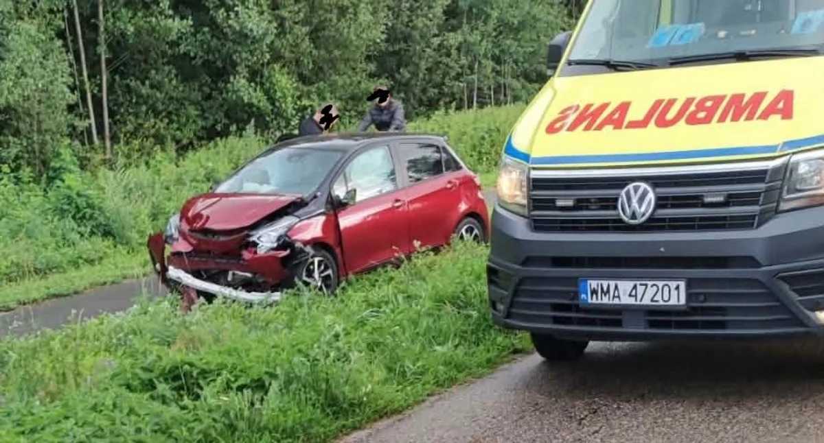 Wypadki drogowe, Czołowe zderzenie Karbówkiem akcji zadysponowano śmigłowce - zdjęcie, fotografia