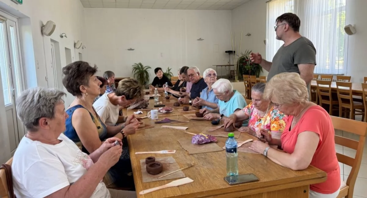 Warsztaty, gliny powstają małe dzieła sztuki Seniorzy gminy Czernice Borowe rozpoczęli niezwykłą przygodę ceramiką - zdjęcie, fotografia