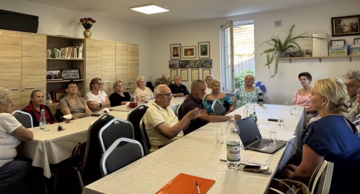 NGO - Stowarzyszania i Fundacje , Pewność siebie wieku Seniorzy uczyli mówić słuchać pokonywać tremę - zdjęcie, fotografia