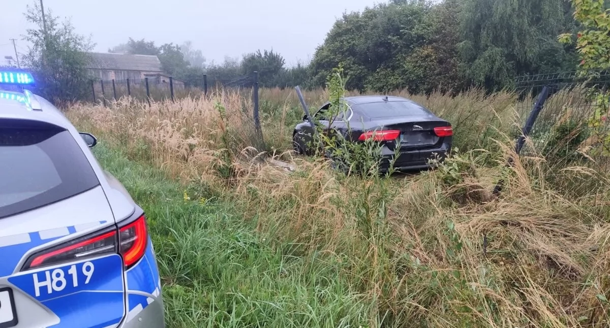 Wypadki drogowe, Poranna mgła dała kierowcom sygnał ostrzegawczy Jaguar wypadł drogi Mosakach Starej - zdjęcie, fotografia