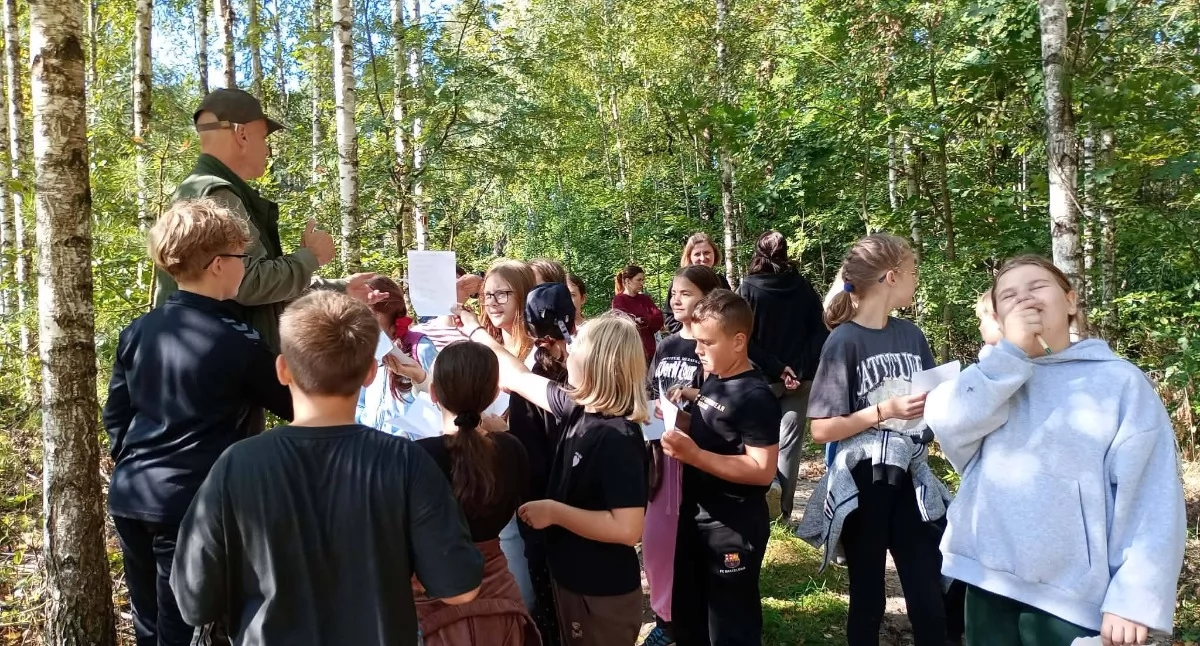 Szkoły podstawowe, Lekcja przyrody środku Uczniowie Ulatowa Adamów ruszyli „Misję Uścianek” - zdjęcie, fotografia
