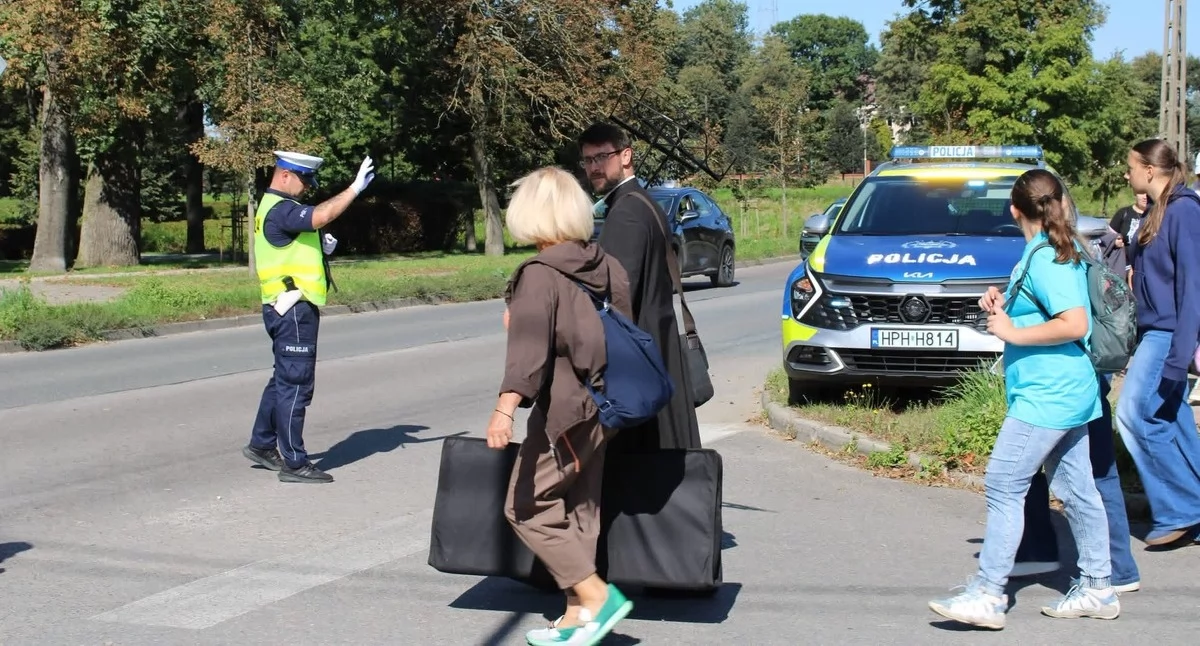 Komunikaty policji , uczestników pielgrzymki Rostkowa Policjanci czuwali bezpieczeństwem - zdjęcie, fotografia