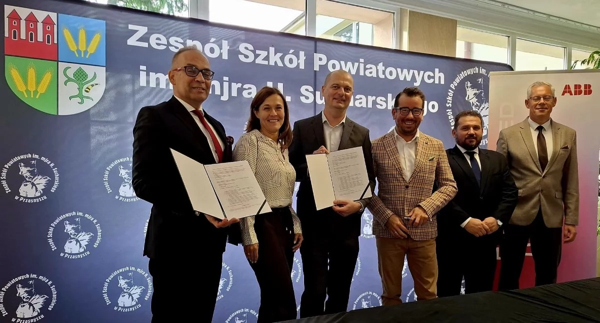Szkoły średnie, uczniów kierunek współpraca Przasnyszu kształci nowoczesnego przemysłu - zdjęcie, fotografia