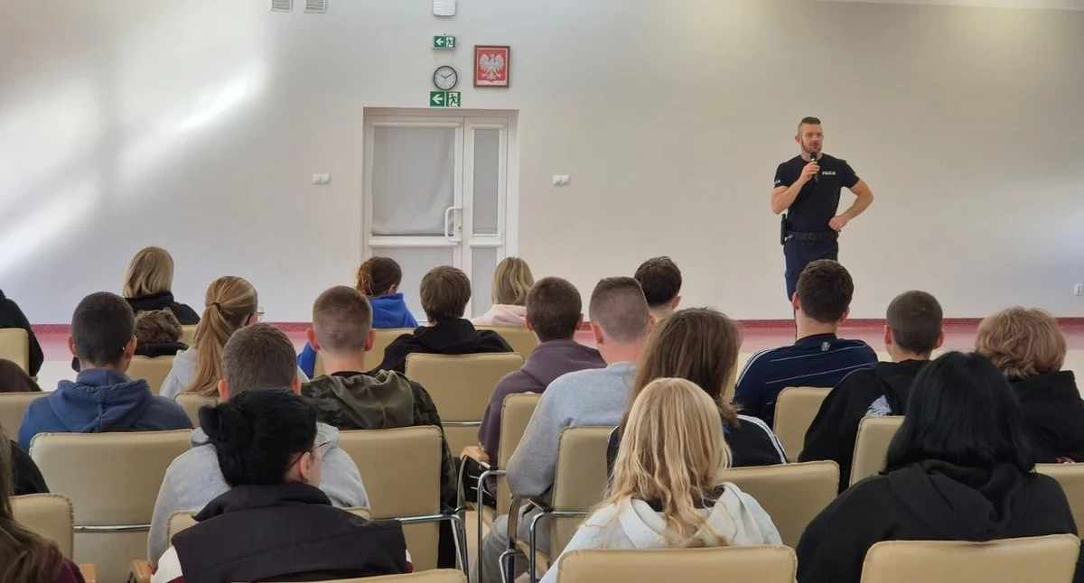 Komunikaty policji , Przemoc rówieśnicza żart Przasnyscy policjanci rozmawiali młodzieżą - zdjęcie, fotografia