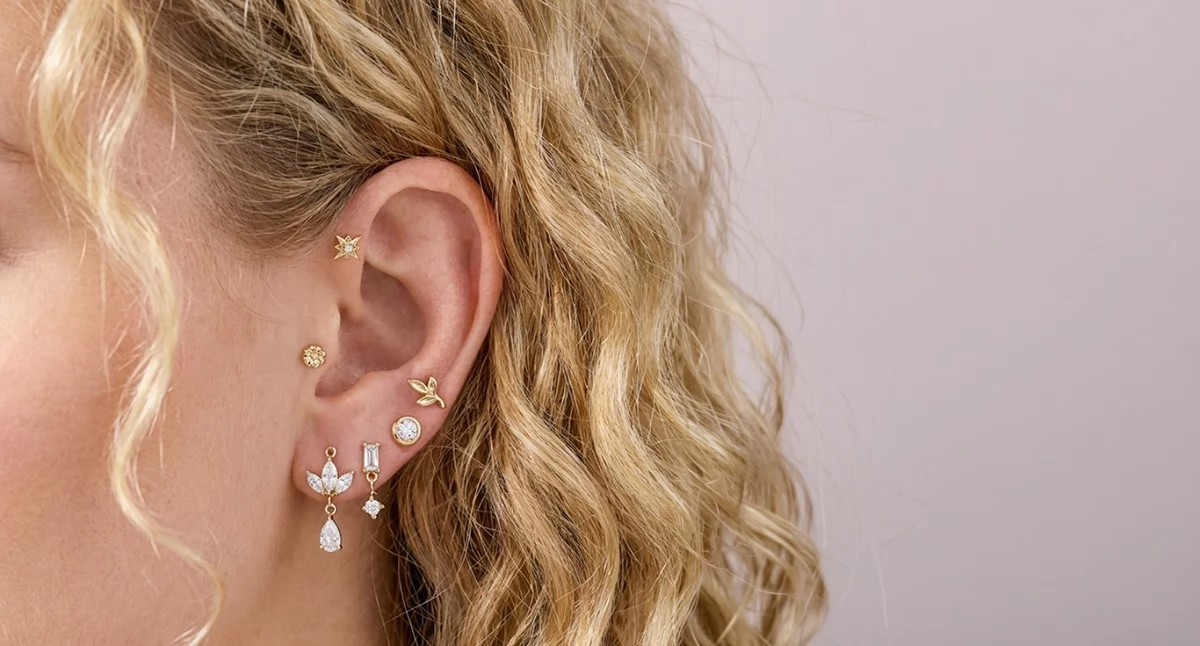Promocje gospodarcze, Forward helix zestawie innymi piercingami komponować biżuterię - zdjęcie, fotografia