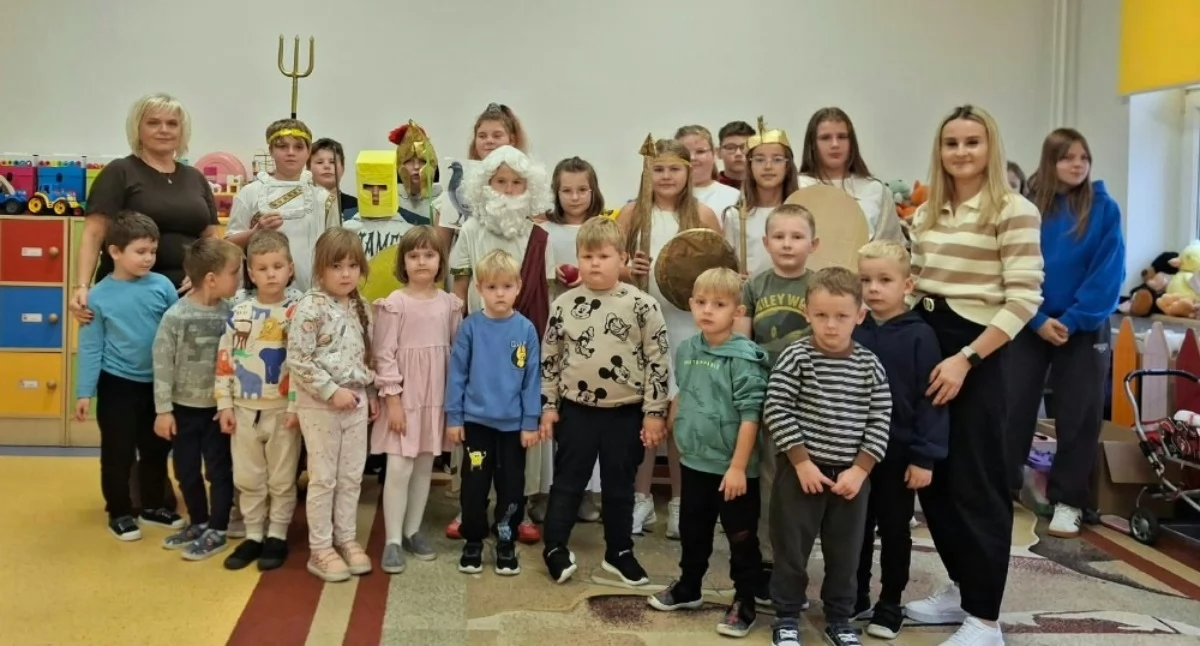 Szkoły podstawowe, Greccy bogowie odwiedzili szkołę Piątoklasiści przygotowali wyjątkową lekcję historii - zdjęcie, fotografia
