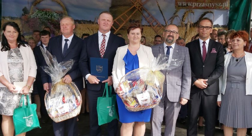 Starostowie Dożynkowi z symbolicznymi upominkami 