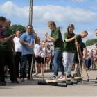 Uczestnicy festynu z nagrodzonymi latawcami