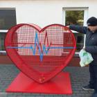 Pojemnik na nakrętki stanął przy Zespole Szkół nr 1 fot. Urząd Miejski w Nowym Miasteczku