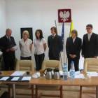 Starosta Przasnyski Zenon Szczepankowski wraz z dyrektorem i uczniami ZSP im. H....