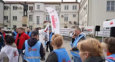 Pikieta przed siedzibą Starostwa Powiatowego w Przasnyszu