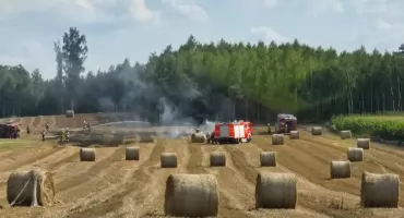 Interwencja straży pożarnej w Łaniętach – pożar prasy i ścierniska opanowany