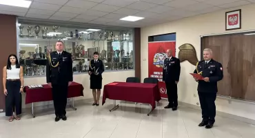 Uroczysta zbiórka w KP PSP w Przasnyszu - ślubowanie nowych strażaków i wręczenie odznaczeń