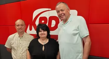Pamięć, historia i muzyka – wyjątkowa audycja „Gość Dnia” z udziałem Wojciecha Brzezińskiego i Dariusza Krawczyka