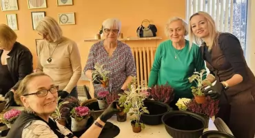 Jesienna kreatywność seniorów – florystyczne warsztaty w MOPS Przasnysz