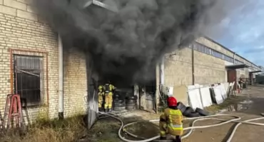 Alarm w Przasnyszu – pożar magazynu opon