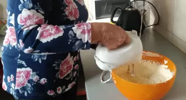 Słodkie przygotowania do Dnia Seniora 