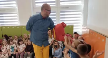 Pan Poeta w Przedszkolu w Krzynowłodze Małej – literacka przygoda pełna śmiechu i kolorów!