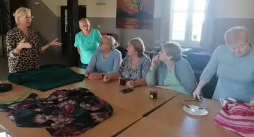 Warsztaty krawieckie w Klubie Seniora