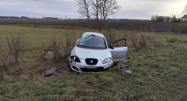 Dachowanie samochodu w Malechach – apel policji o ostrożność