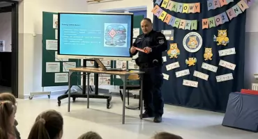 Odblaskowa szkoła” w Romanach-Seborach – spotkanie dzielnicowego z uczniami