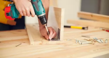 Jak złożyć meble, aby nie skrzypiały: mocowanie bez błędów