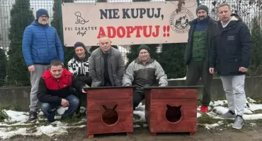 Mikołajkowy gest serca – budy dla kotów od uczestników WTZ Przasnysz