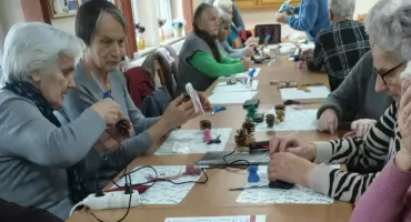 Seniorzy z Obręba udekorowali klubową choinkę własnoręcznymi ozdobami