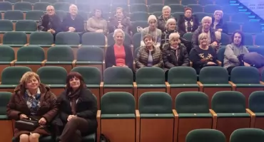 Seniorzy z Obręba w kinie na filmie „Uwierz w Mikołaja 2”