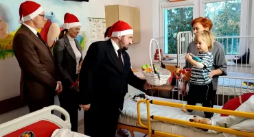 Mikołajkowa radość w przasnyskim szpitalu – samorządowcy odwiedzili najmłodszych pacjentów