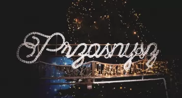 Przasnysz w świątecznej odsłonie – Rynek Miejski rozbłysnął tysiącem świateł!