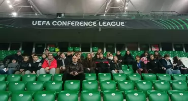 Policyjna lekcja bezpieczeństwa i sportowe emocje na stadionie Legii Warszawa