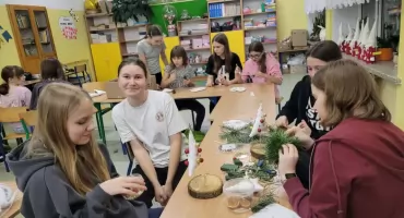 Szkolna Nocka Świątecznych Warsztatów w Bogatem – kreatywność, integracja i pomoc potrzebującym