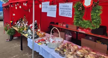 Charytatywny Kiermasz Ciast i ozdób świątecznych podczas Jarmarku Bożonarodzeniowego w Bogatem.