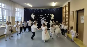 Małe głosy, wielkie życzenia – świąteczne przesłanie od zerówkowiczów SP nr 1 w Przasnyszu