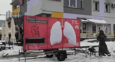 Mobilne Płuca w centrum Chorzel. Widoczny obraz tego, czym oddychamy