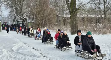 Trzech Króli na saniach i traktorach. Zimowy kulig w Czernicach Borowych połączył tradycję i wspólnotę