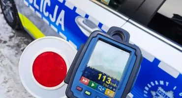 113 km/h w terenie zabudowanym. 22-latek stracił prawo jazdy za rażące przekroczenie prędkości w trudnych zimowych warunkach