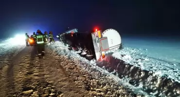 Ciężarówka z cysterną w rowie – kierowca nie odniósł obrażeń