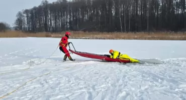 Ćwiczenia OSP KSRG Bogate na zalewie w Karwaczu – gotowość mimo zimowych warunków