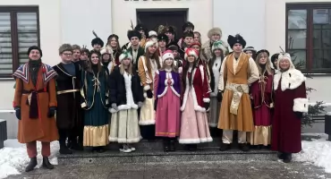 Polonez maturalny na Rynku Miejskim – piękna tradycja Akademickiego LO w Przasnyszu