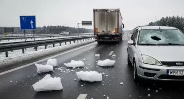Spadający lód z ciężarówek – zimowe zagrożenie, którego nie wolno lekceważyć