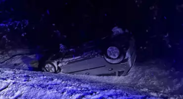 Samochód wypadł z drogi – interwencja służb ratunkowych