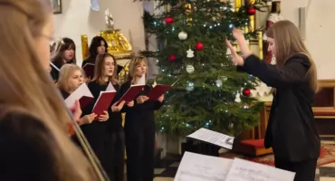 Kolędy, które połączyły serca – koncert Chóru Powiatu Przasnyskiego w Krzynowłodze Małej